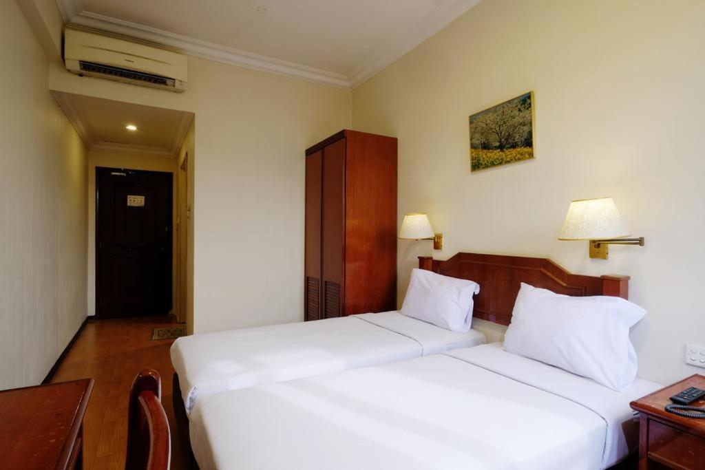 White Sand Hotel *